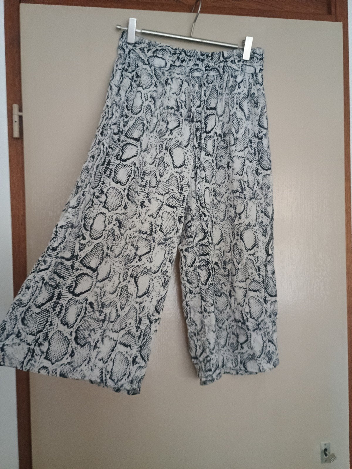 Tally Weijl broek met slangenprint - Maat S, Kleding | Dames, Broeken en Pantalons, Tally Weijl, Zwart, Ophalen of Verzenden, Driekwart