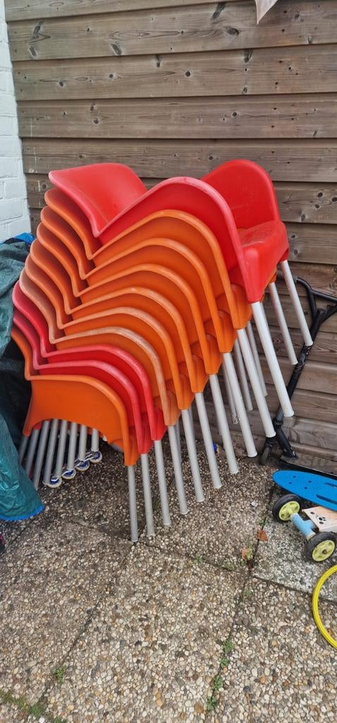 Stapelbare kinderstoelen - Oranje/Rood (10 stuks), Ophalen, Gebruikt, Overige kleuren, Kindvriendelijk, Stapelbaar