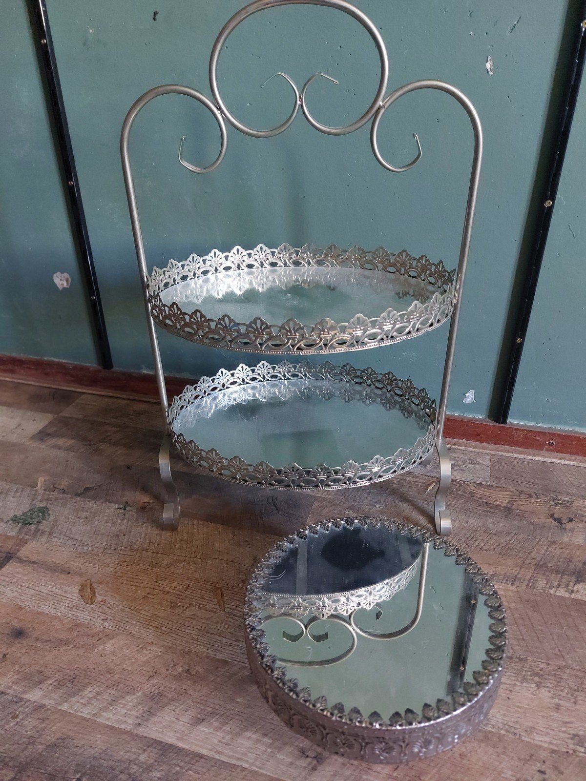 Zilverkleurige metalen etagère met spiegelplateaus, Ophalen