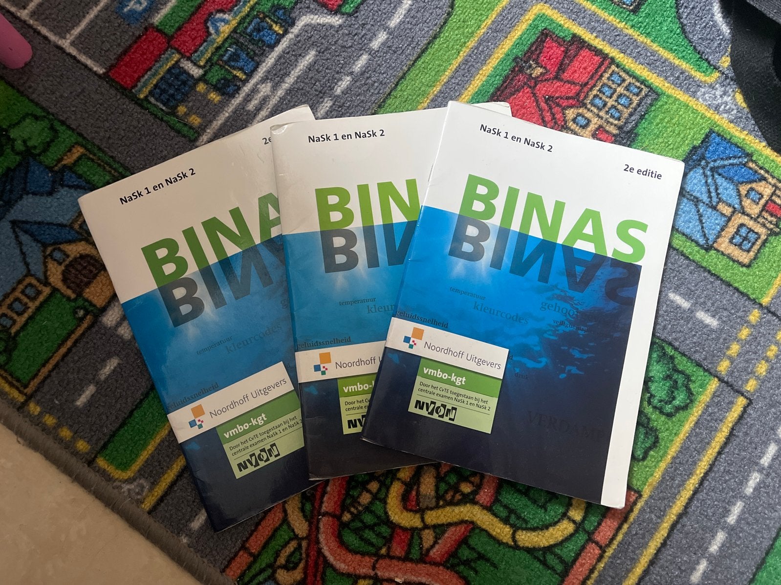 BINAS vmbo-kgt NaSk 1 en NaSk 2 (2e editie), Boeken, Ophalen of Verzenden, Gelezen, VMBO, Natuurkunde