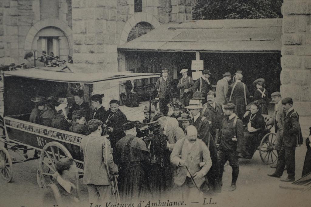 frankrijk 1910 lourdes station brancard dragers invaliden, Verzamelen, Ophalen of Verzenden, Voor 1920, Sterren en Beroemdheden