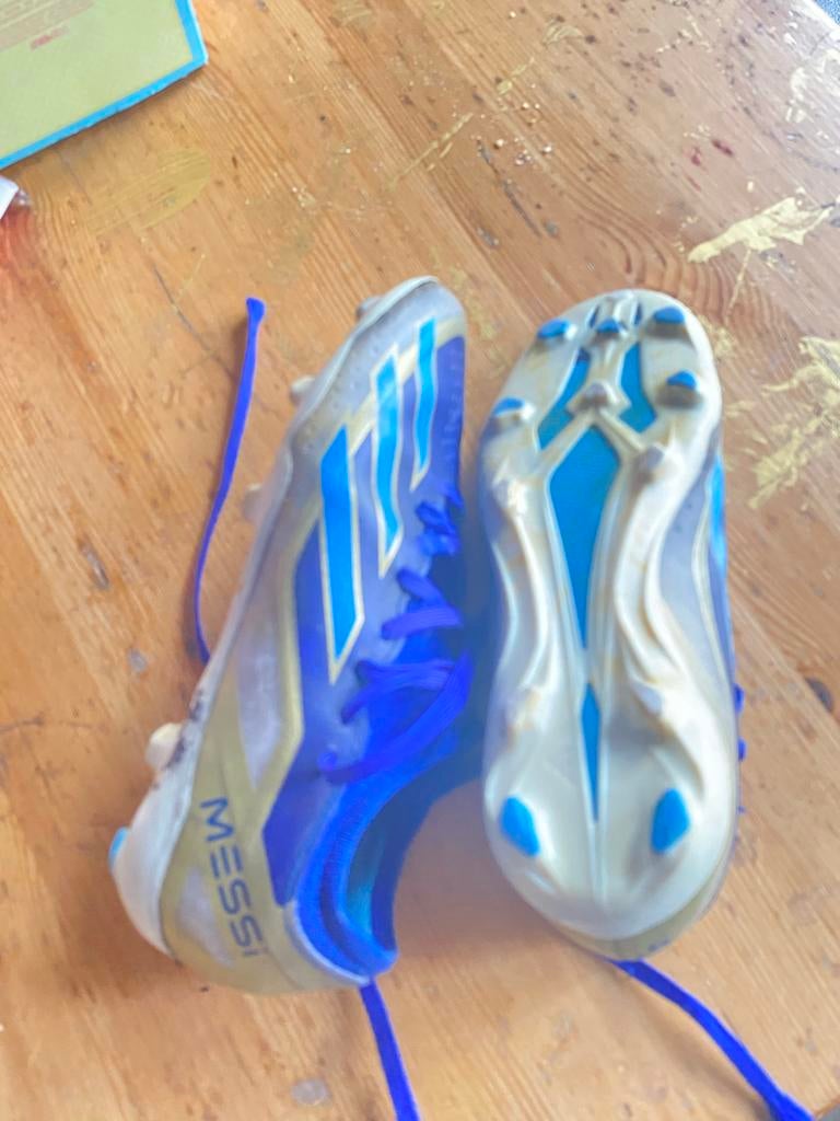 Adidas Messi voetbalschoenen - Maat 38, Sport en Fitness, Voetbal, Ophalen, Zo goed als nieuw, Schoenen