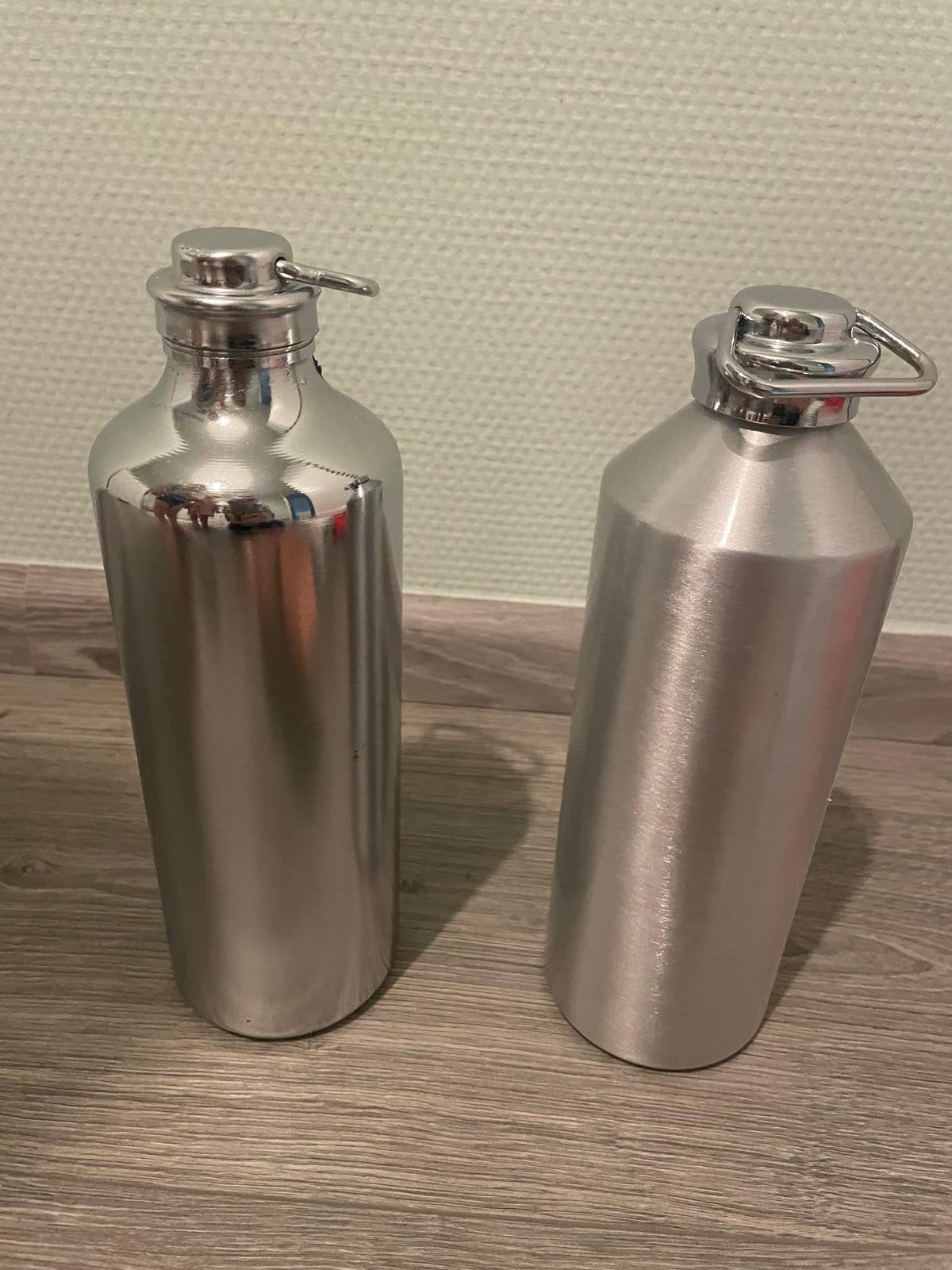Set van 2 RVS kruiken incl witte en roze kruikzakken, Ophalen of Verzenden, Zo goed als nieuw