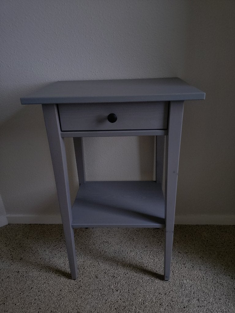 te koop Ikea grijs grenen Hemnes bijzettafeltje/nachtkastje, Gebruikt, 55 tot 75 cm, Rechthoekig, Hout