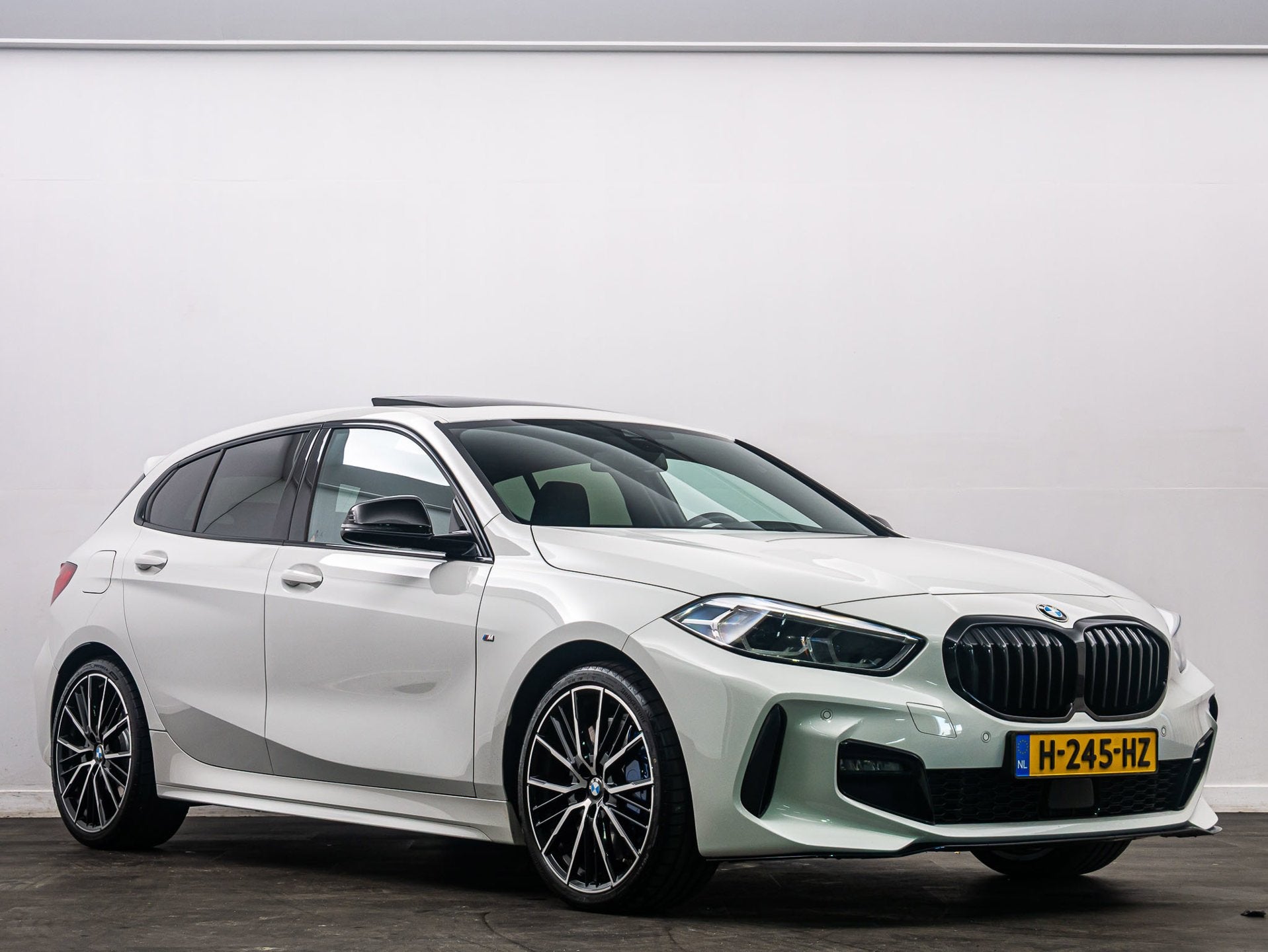 BMW 1-serie 118i High Executive Edition M-Sport Automaat, Auto's, BMW, Gebruikt, Wit, Bedrijf, 3 cilinders