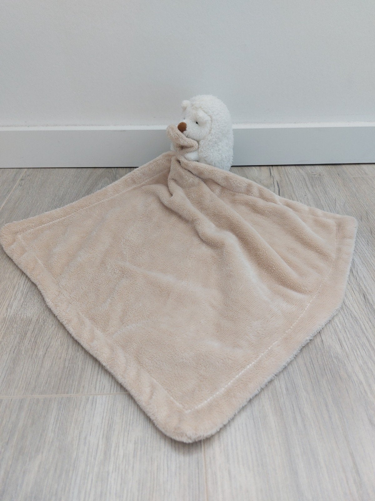 Knuffel knuffeldoekje Primark egel beige L2010, Kinderen en Baby's, Speelgoed | Knuffels en Pluche, Ophalen of Verzenden, Zo goed als nieuw