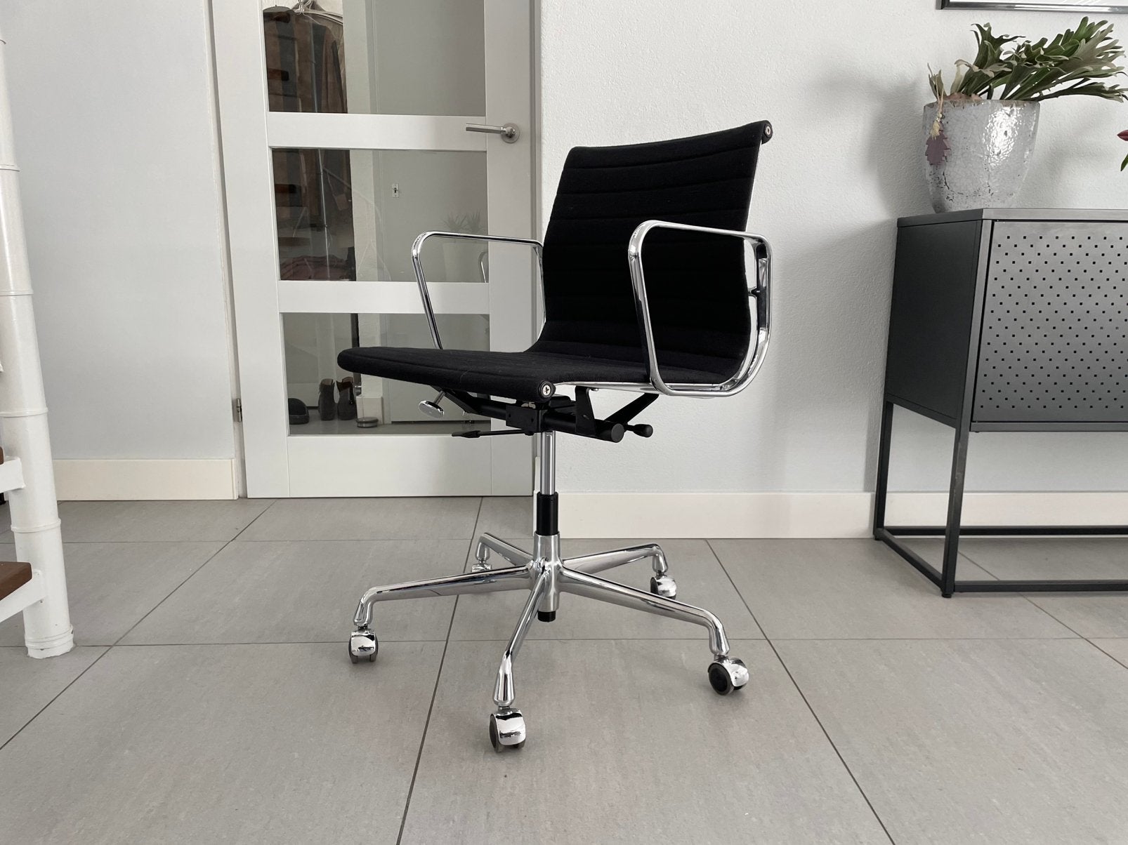 3x Vitra eames ea117 bureaustoel hopsak zwart, Zo goed als nieuw, Nvt, Nvt, Ophalen