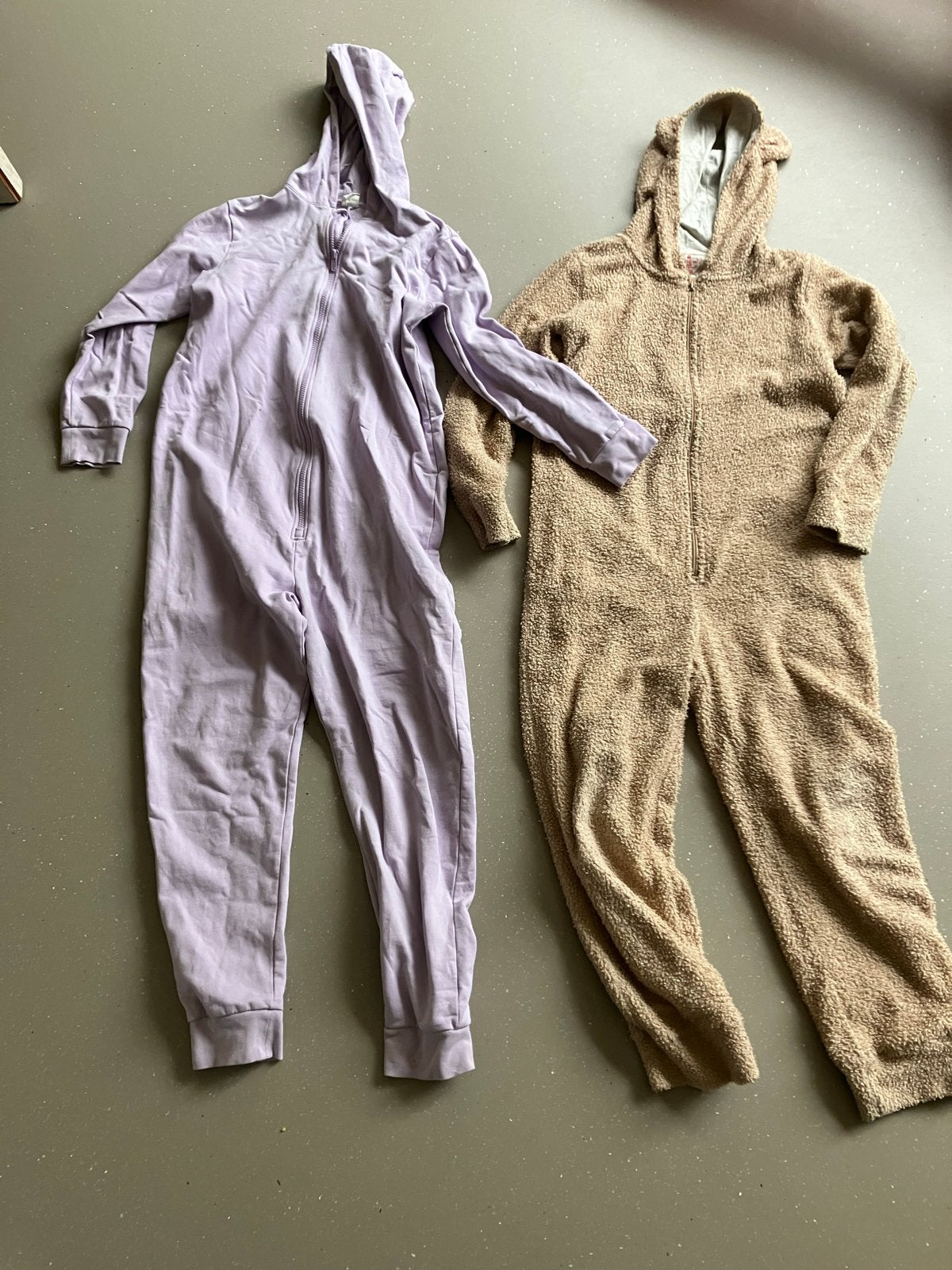 2x Onesie: HEMA (lila) 146 en Claesen's 10 (beige teddy), Ophalen of Verzenden, Gebruikt, Jongen of Meisje
