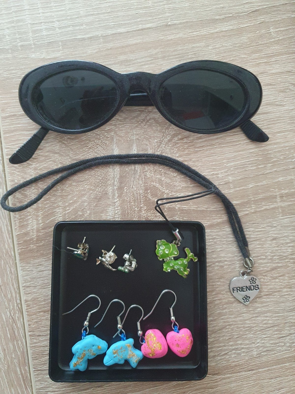 Kinder sieraden. Oorbellen, ketting, zonnebril., Ophalen of Verzenden, Gebruikt, Sieraden