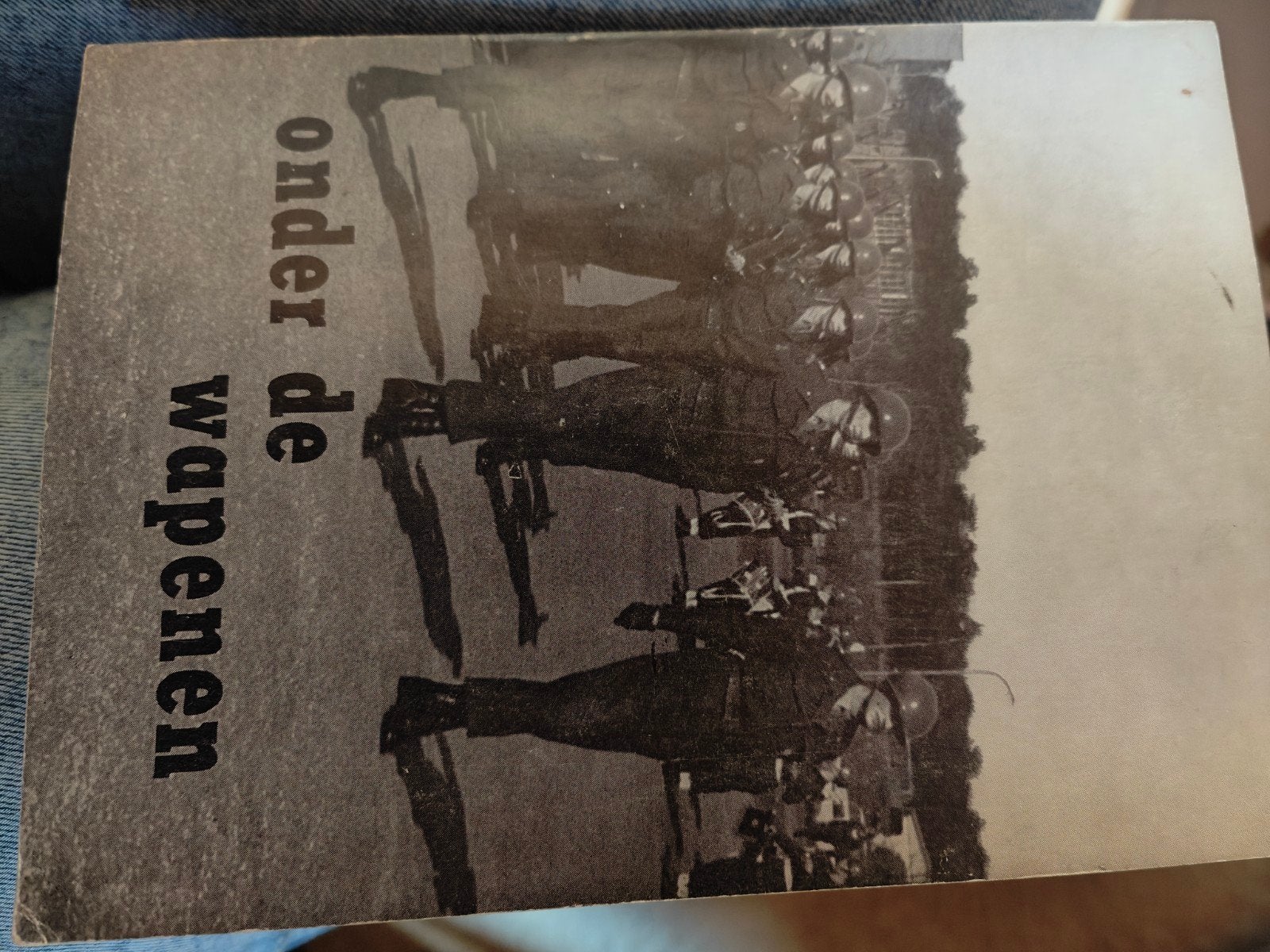 Onder de Wapenen - Boek over militaire dienst, Ophalen of Verzenden, Algemeen, Gelezen, Tweede Wereldoorlog