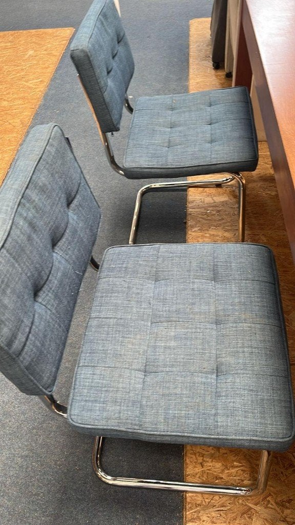 Set van 2 grijze eetkamerstoelen met chromen frame, Ophalen, Gebruikt, Twee, Metaal