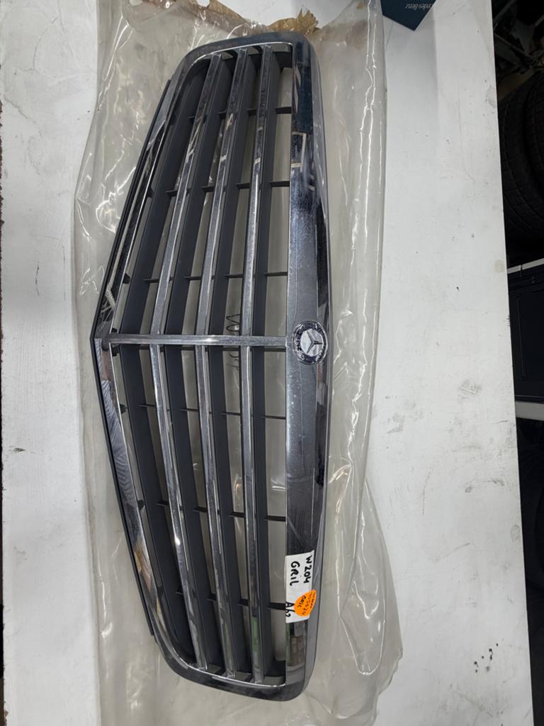 Mercedes-Benz W204 Grille - Origineel en Gebruikt, Auto-onderdelen, Gebruikt, Voor, Mercedes-Benz, Ophalen of Verzenden