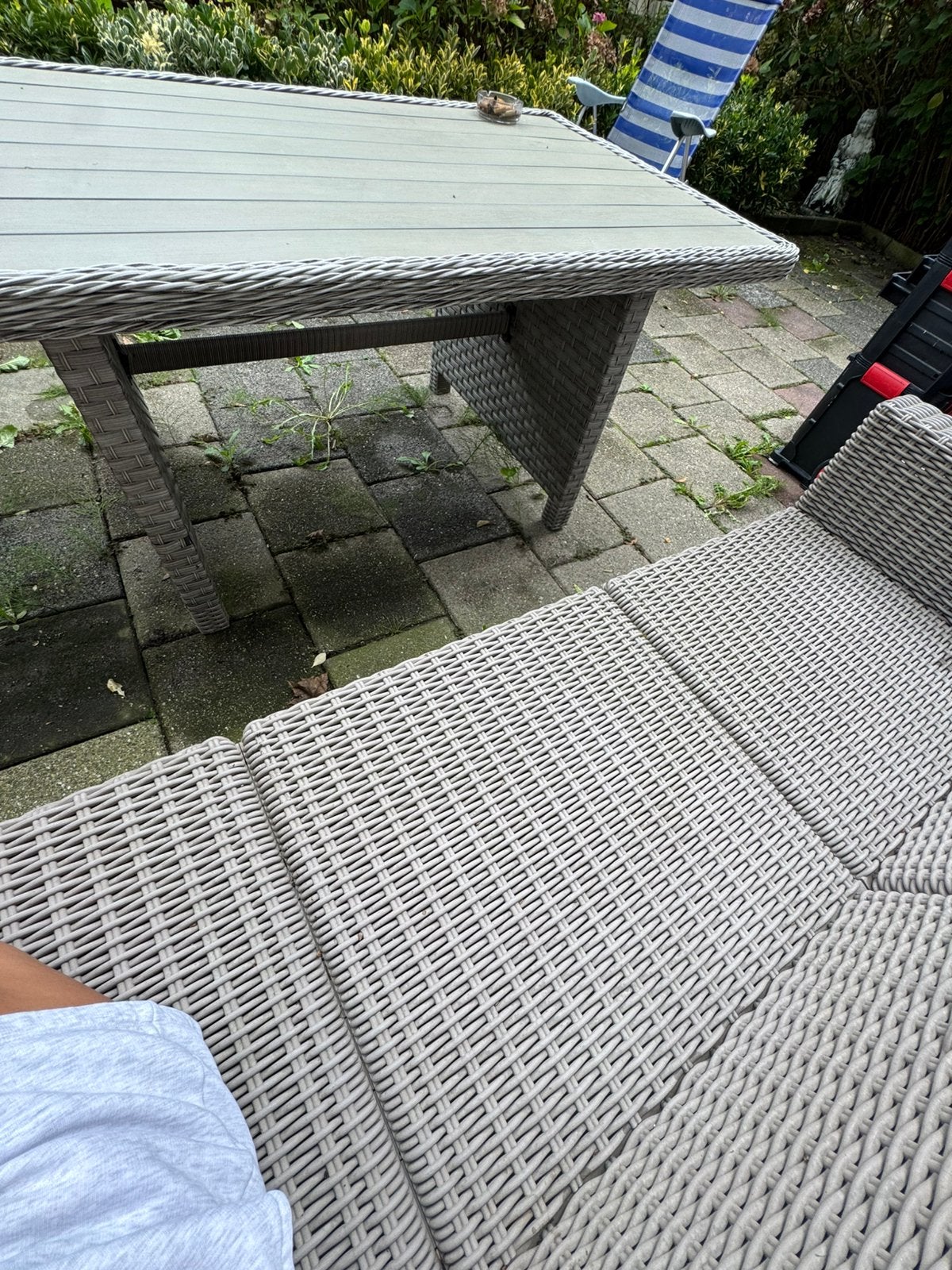 Foto 7 van Mooie wicker loungesofa met tafel en kussens