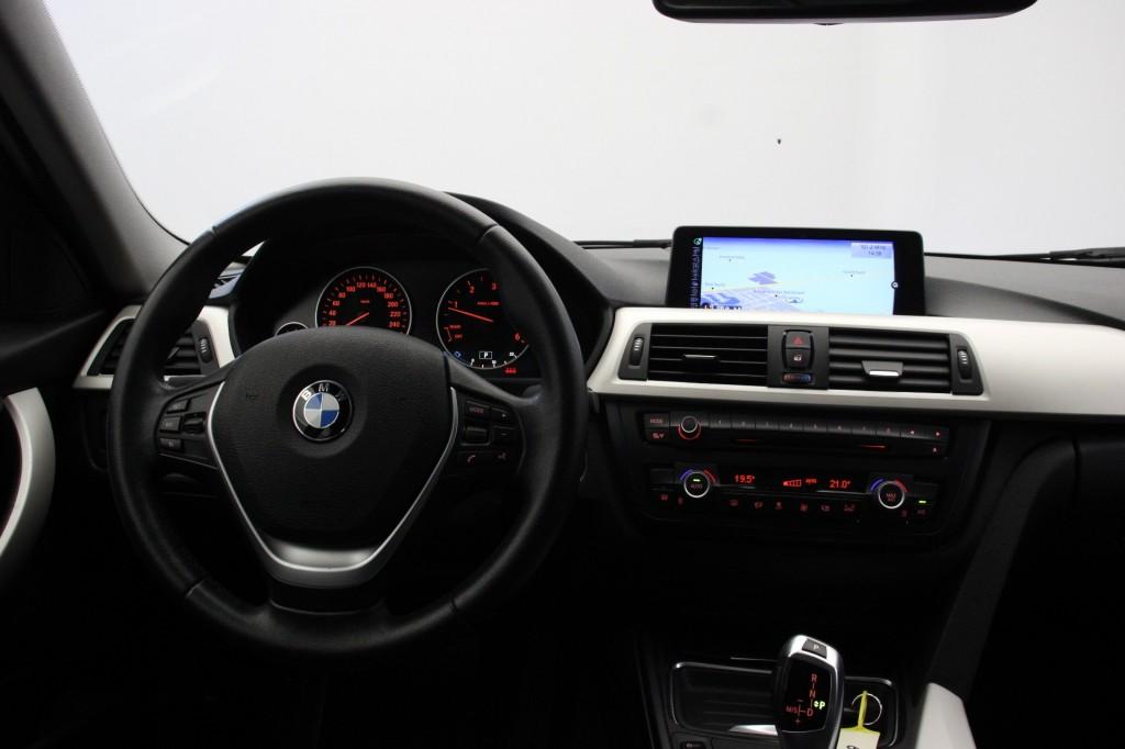 Bmw 3-SERIE 318D High Executive Automaat - Navi, Camera, Lee, Auto's, BMW, Automaat, Euro 5, 136 pk, Huisgarantie