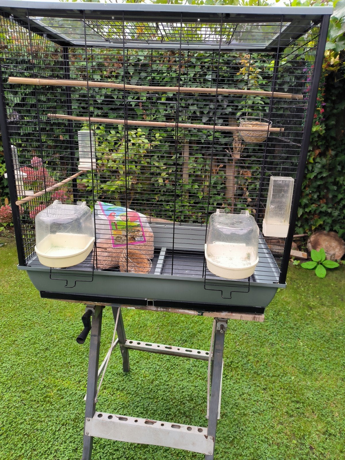 mooie grote vogelkooi B-77 H-80 D-47 €40, Ophalen of Verzenden, Zo goed als nieuw, Metaal, Vogelkooi