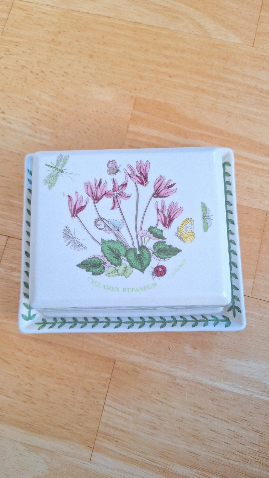 Portmeirion The Botanic Garden botervloot Cyclamen Repandum, Antiek en Kunst, Antiek | Servies los, Ophalen