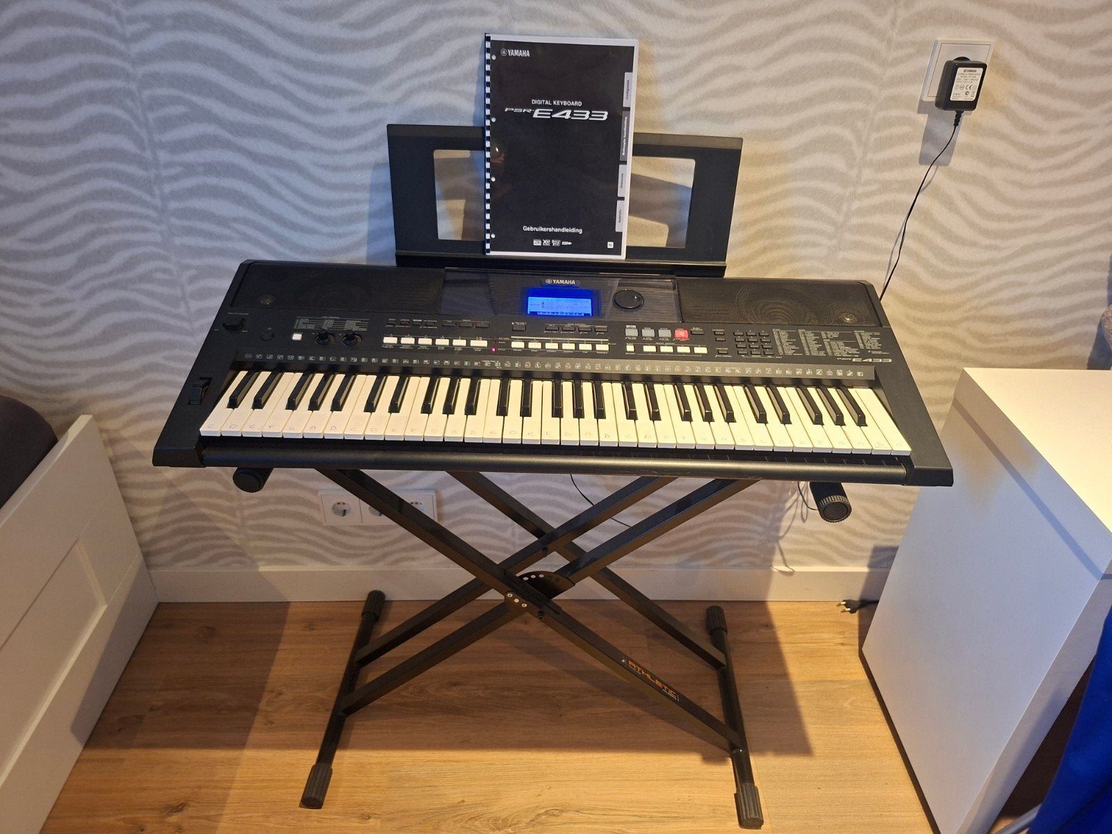 Yamaha PSR-E433 Keyboard met standaard en handleiding, Ophalen, 61 toetsen, Yamaha, Zo goed als nieuw