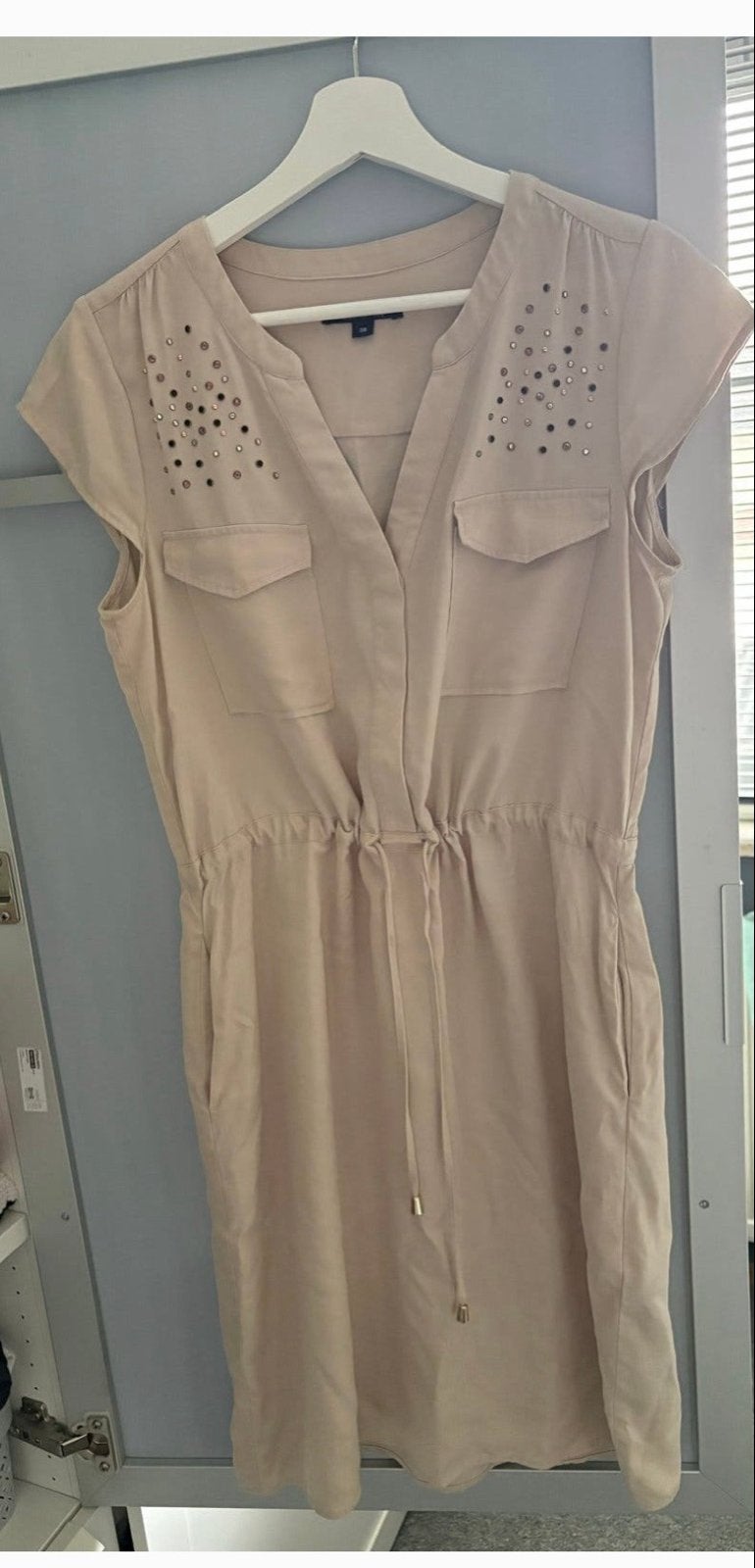 Nieuwe Comma, dames jurk met zakken en studs - Maat 38, Maat 38/40 (M), Beige, Ophalen of Verzenden, Zo goed als nieuw