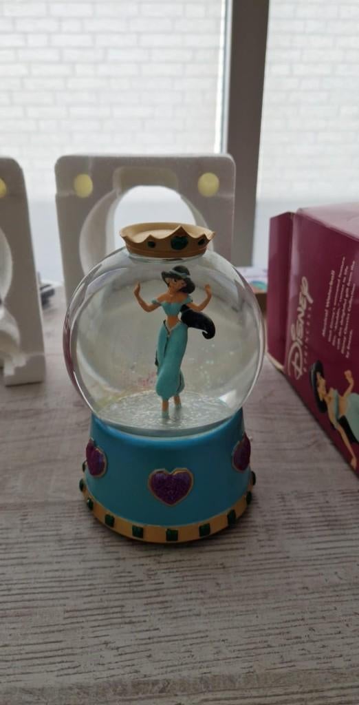 Disney princess Jasmine aladin - Muziekdoos Snow Globe, Ophalen of Verzenden, Overige figuren, Nieuw, Beeldje of Figuurtje