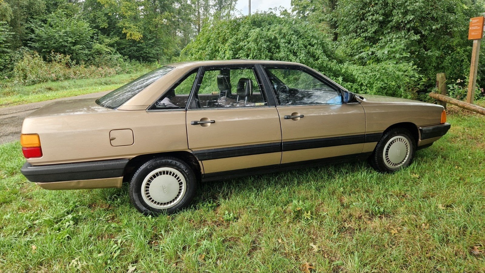 Audi 100 1.8 benzine 1984 belastingvrij Duits kenteken, Auto's, Oldtimers, Voorwielaandrijving, Stof, Beige, Handgeschakeld