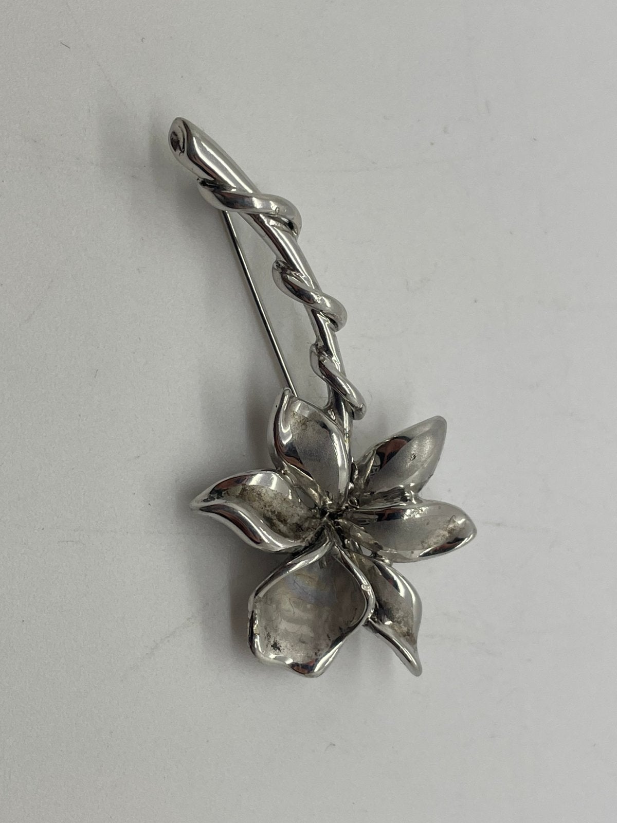 E345 Prachtige zilveren bloem broche, Sieraden, Tassen en Uiterlijk, Broches, 4 tot 7 cm, Ophalen of Verzenden, X, Zilver