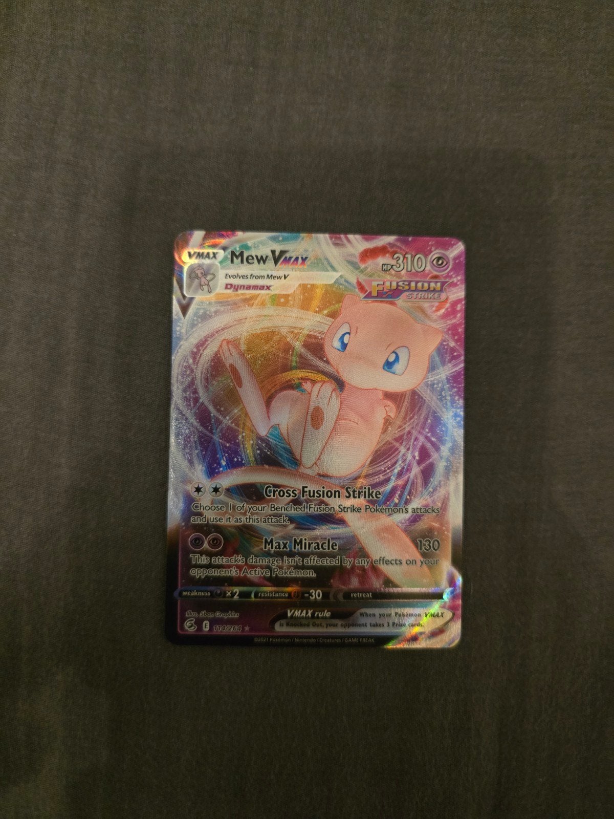 Mew VMAX (FST 114) Fusion Strike Pokémon Kaart, Ophalen of Verzenden, Zo goed als nieuw, Losse kaart, Foil