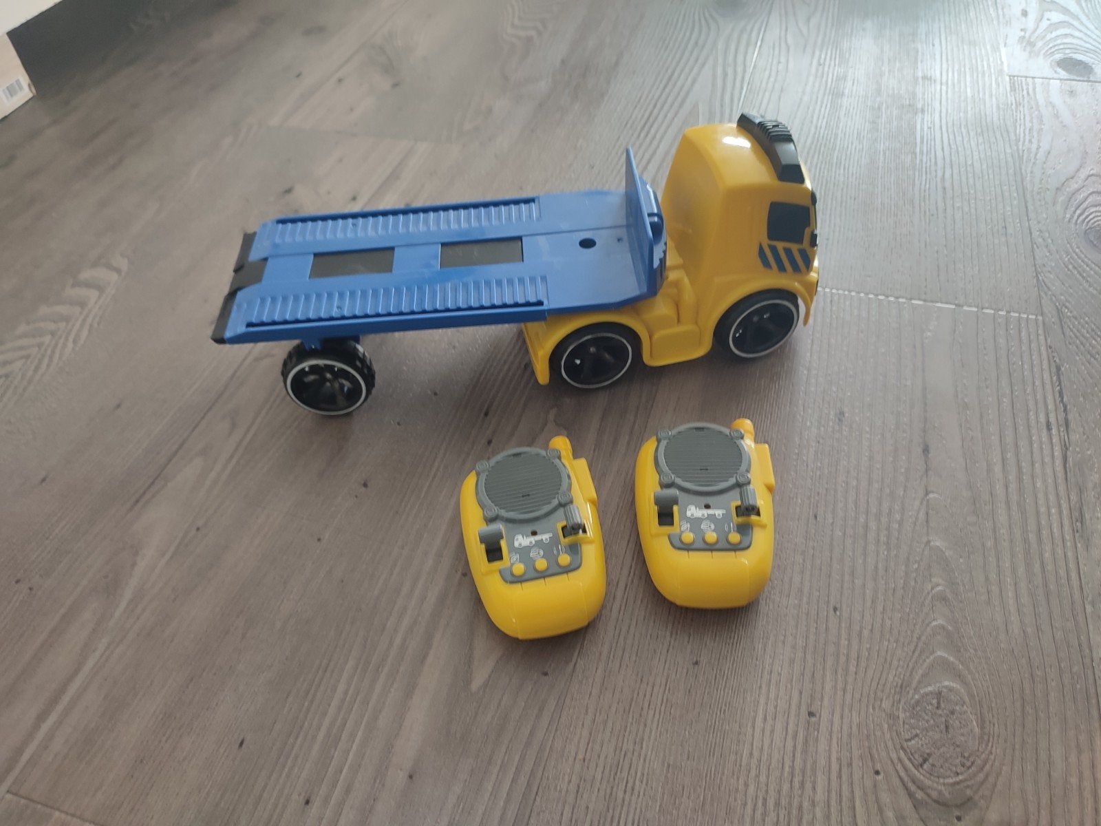 bestuurbare vrachtauto met afneembare oplegger voor ong. 4j., Ophalen of Verzenden