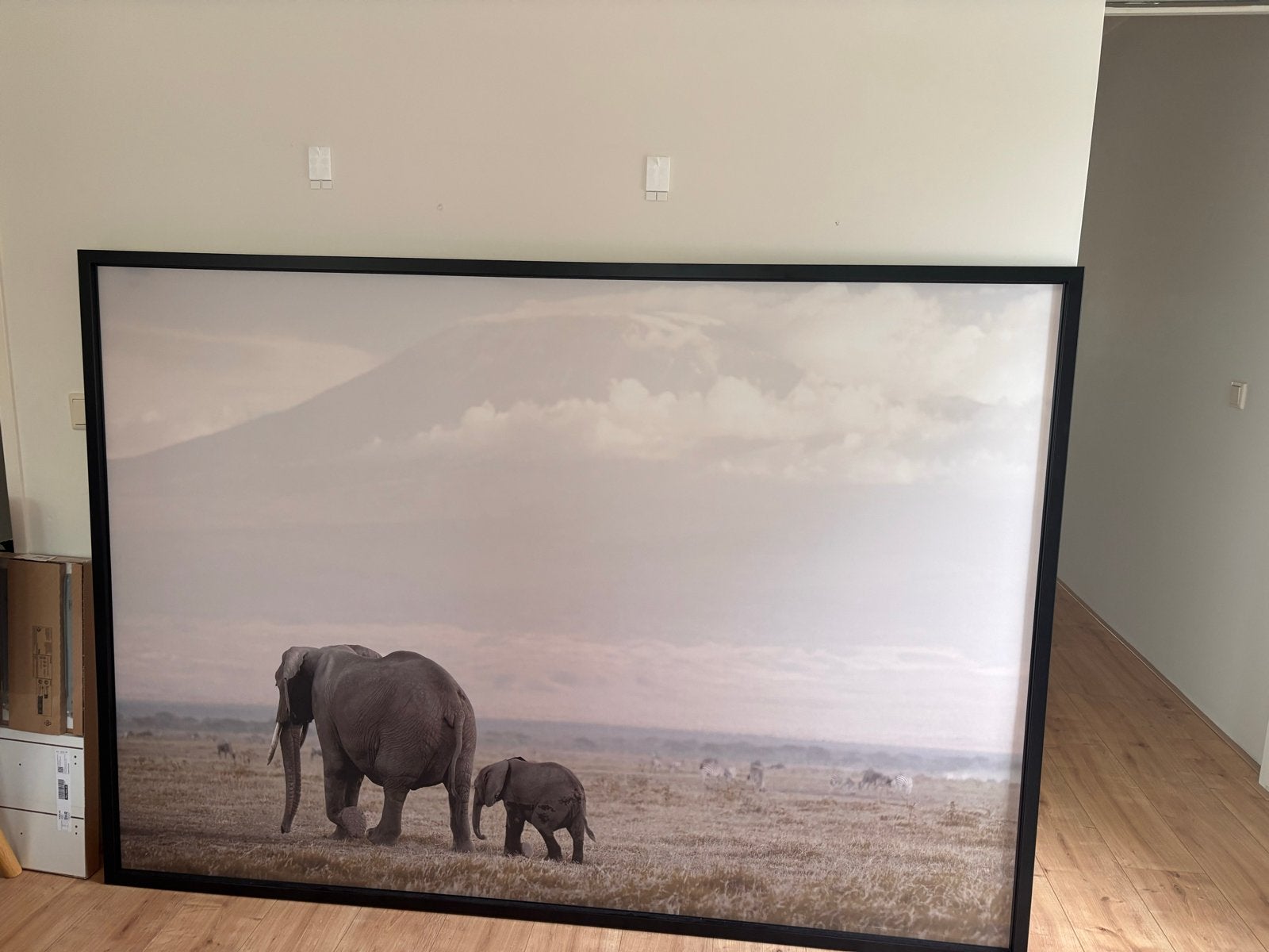 Ikea Groot ingelijst schilderij met olifanten en Kilimanjaro, Ophalen of Verzenden, Zo goed als nieuw, Schilderij, 100 tot 125 cm