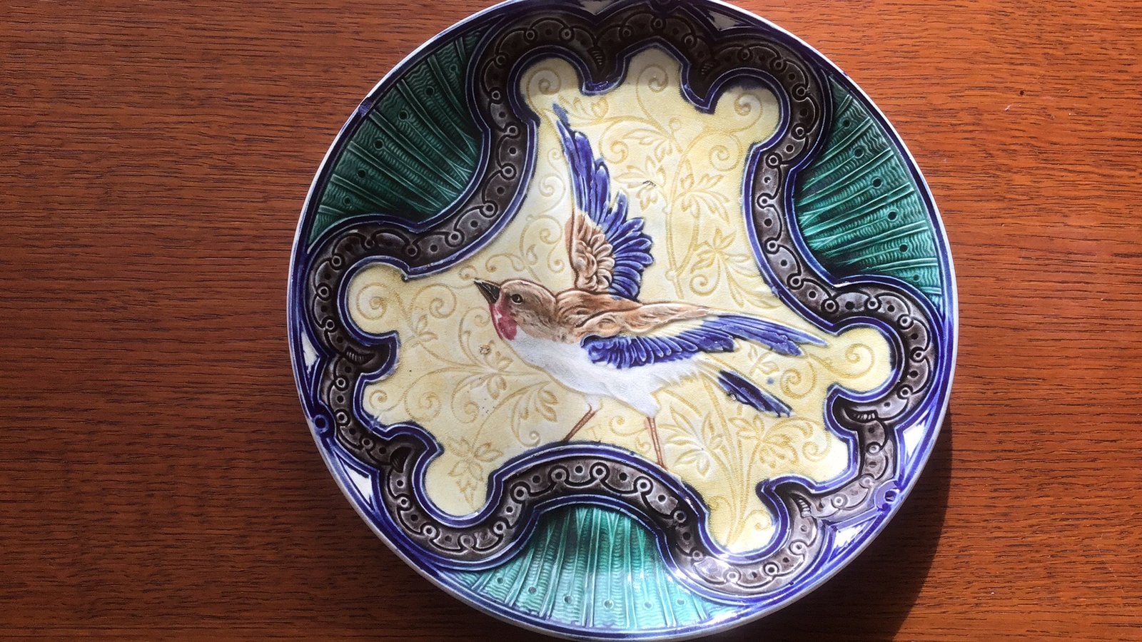 Belgisch Art nouveau bord  in barbotine/majolica techniek., Ophalen of Verzenden