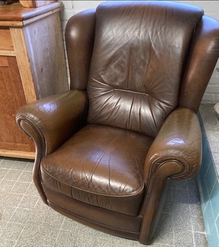 Te koop aangeboden: Chesterfield bruin   leer    WIE O WIE ?, Ophalen, Gebruikt, Minder dan 75 cm, Chesterfield
