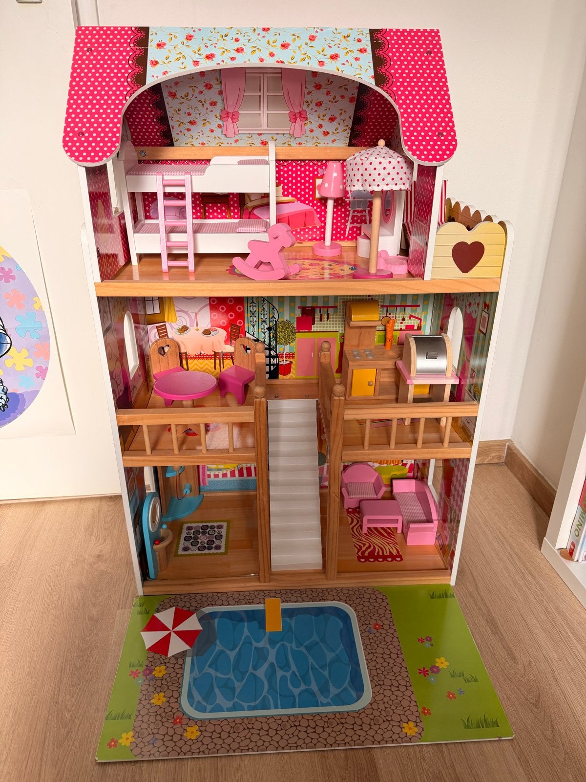 Groot houten poppenhuis met meubels en zwembad, Ophalen, Zo goed als nieuw, Overige typen