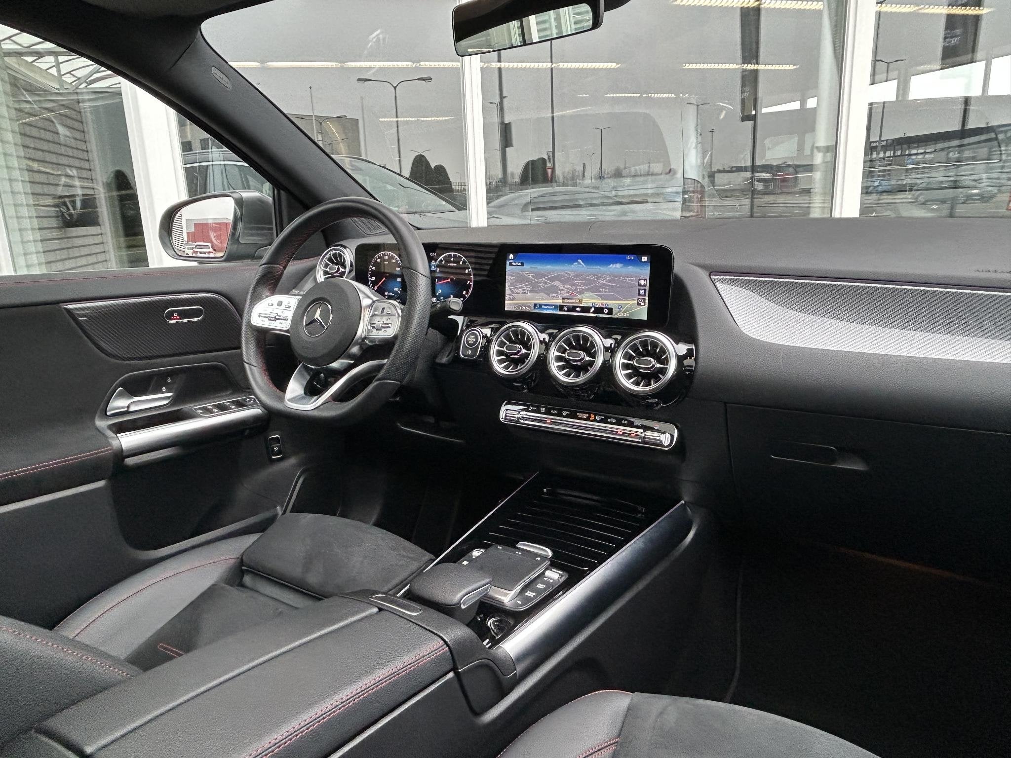 Mercedes-Benz GLA-klasse 180 AMG | Panoramadak | Sfeerverlic, Gebruikt, 4 cilinders, Leder en Stof, Origineel Nederlands