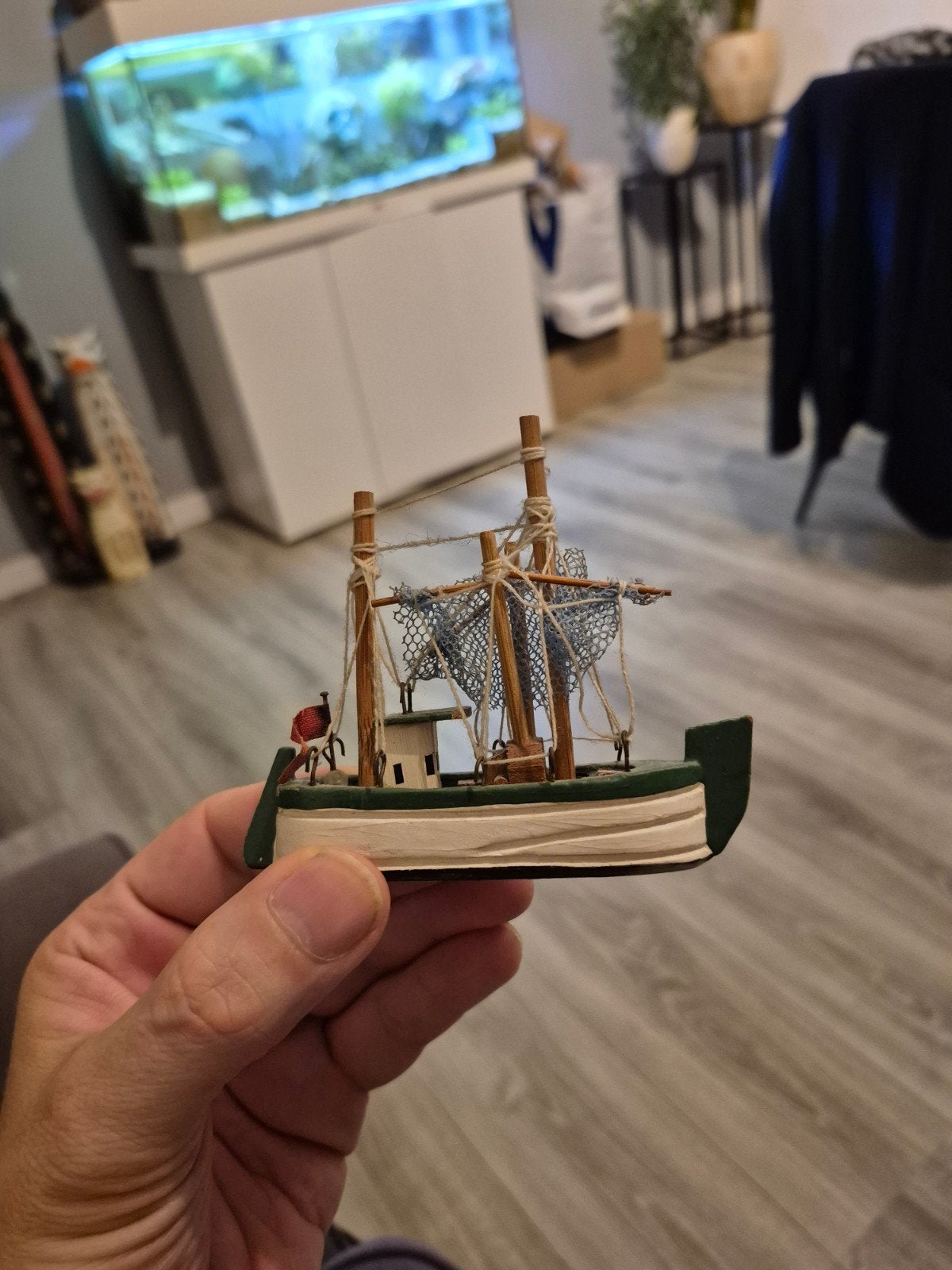Decoratief vissersbootje - Houten miniatuur, Ophalen of Verzenden, Gebruikt, 1:50 tot 1:200, Overige merken