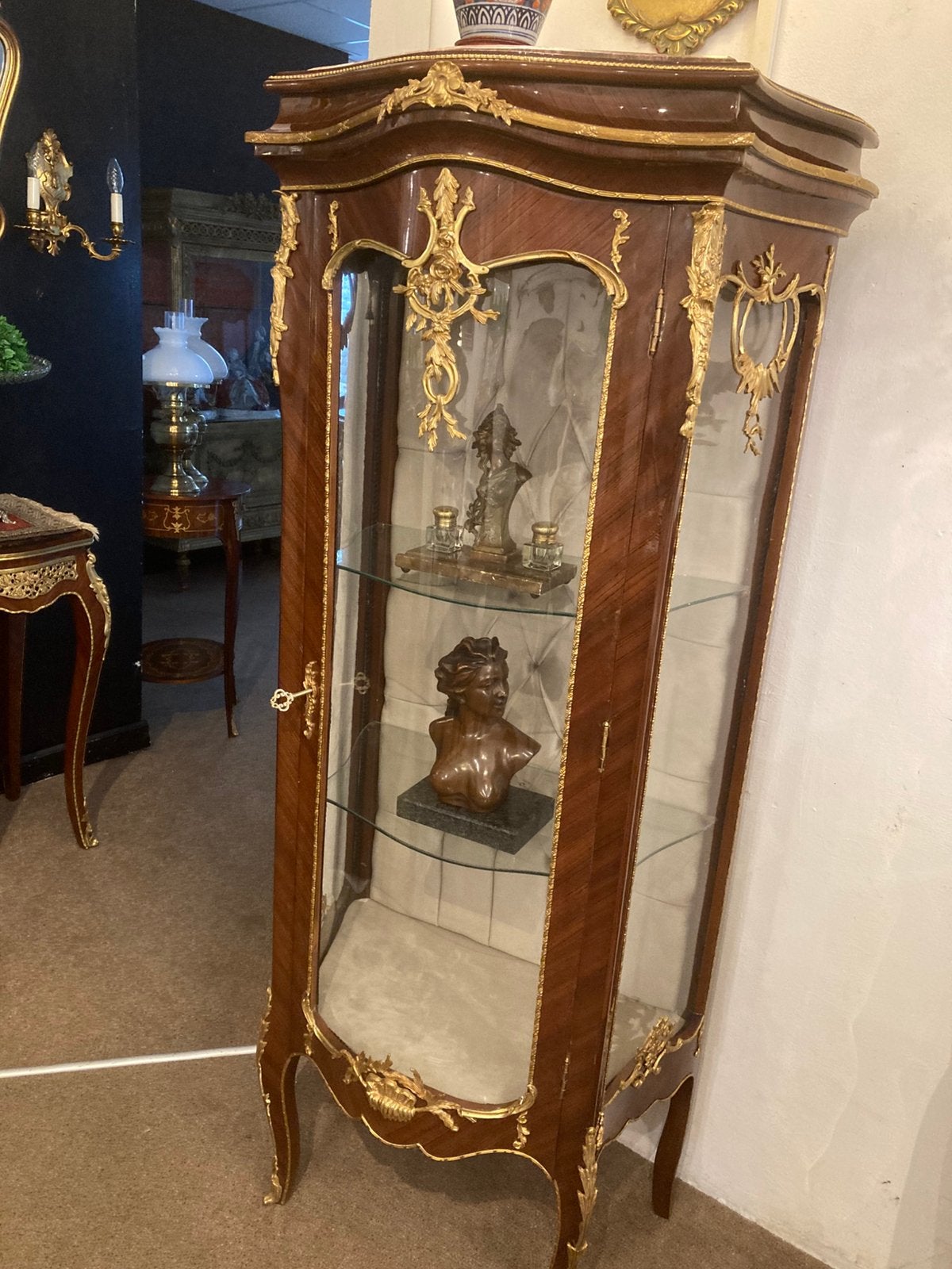 Prachtige vitrine gebogen en vol met brons 1m58 hoog, Ophalen