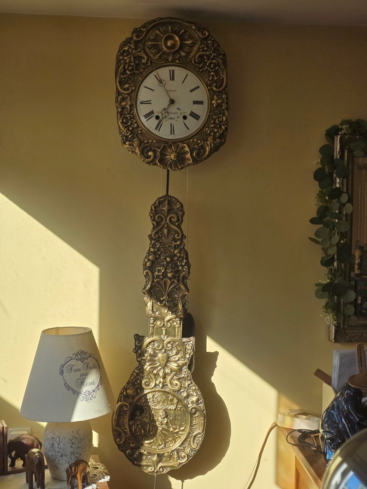 Antieke bronzen klok met gedetailleerde reliëfs, Ophalen of Verzenden