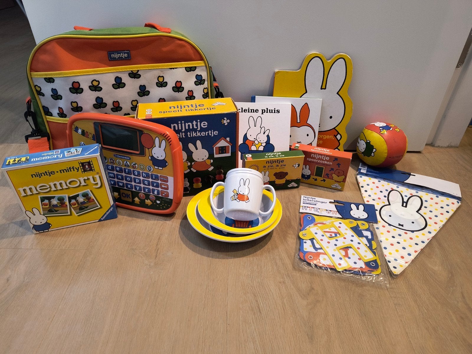 Grote Nijntje collectie: servies, spellen, boeken, tas, Ophalen of Verzenden, Gebruikt, Jongen of Meisje