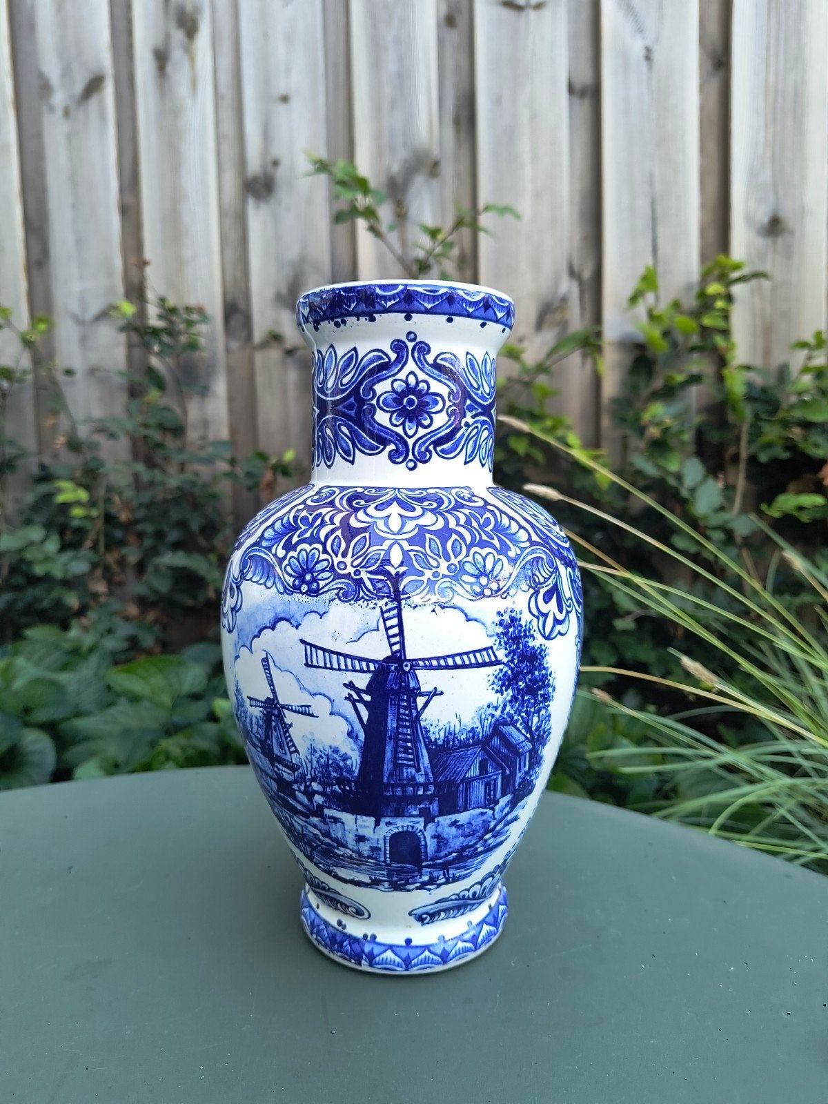 T. Delfts Bleau vaas, 27 cm hoog, met molen decor, Antiek en Kunst, Ophalen of Verzenden