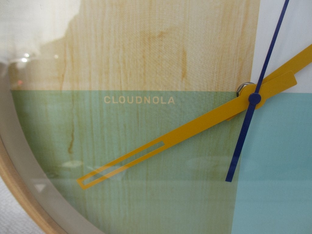 Cloudnola wand-klok groen, beige, wit geel, Huis en Inrichting, Analoog, Werkt op batterijen, Ophalen of Verzenden, Zo goed als nieuw