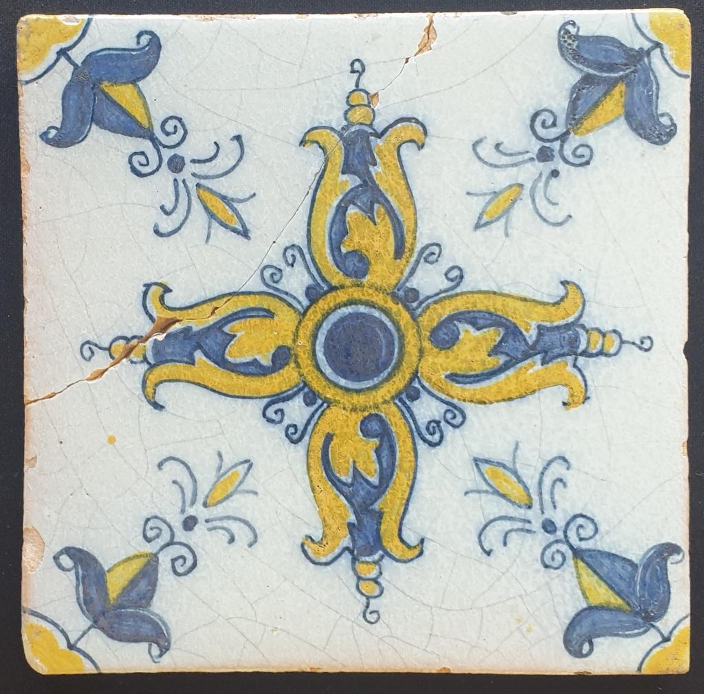 Antieke 17e eeuw keramische tegel met bloemmotief majolica, Ophalen of Verzenden