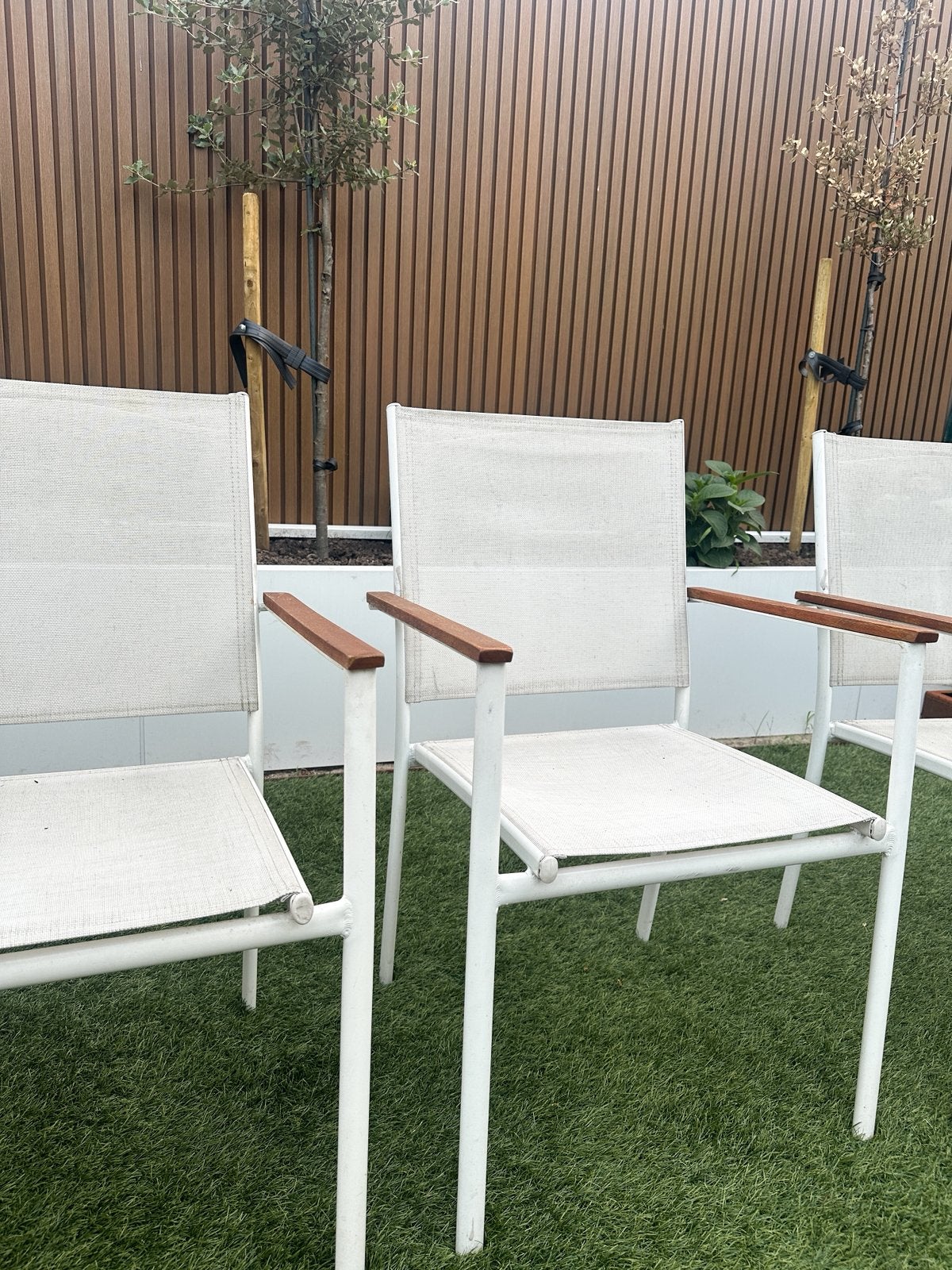Grijs/witte tuinstoelen met houten details, Ophalen, Zo goed als nieuw, Kunststof