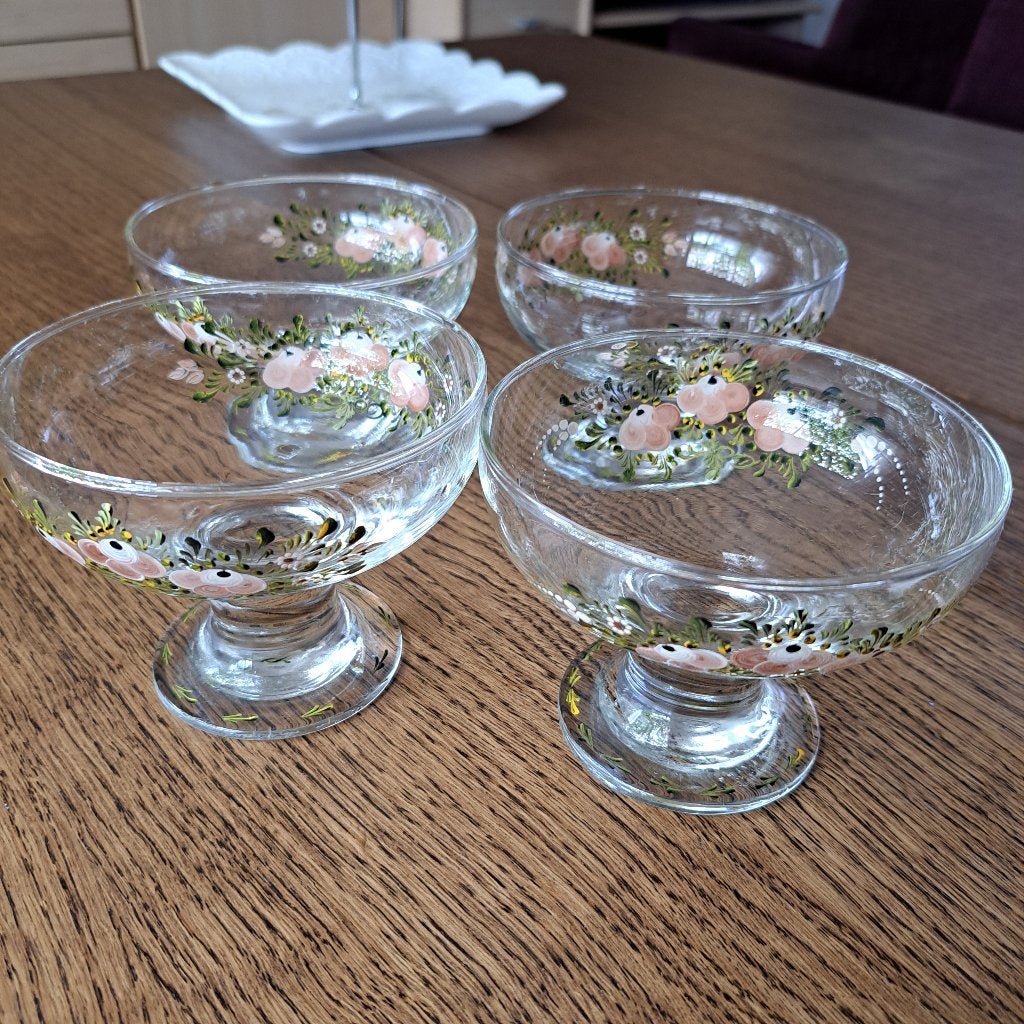 4 glazen op voet  voor Sherbet Martini Dessert, Ophalen of Verzenden, Zo goed als nieuw, Overige typen
