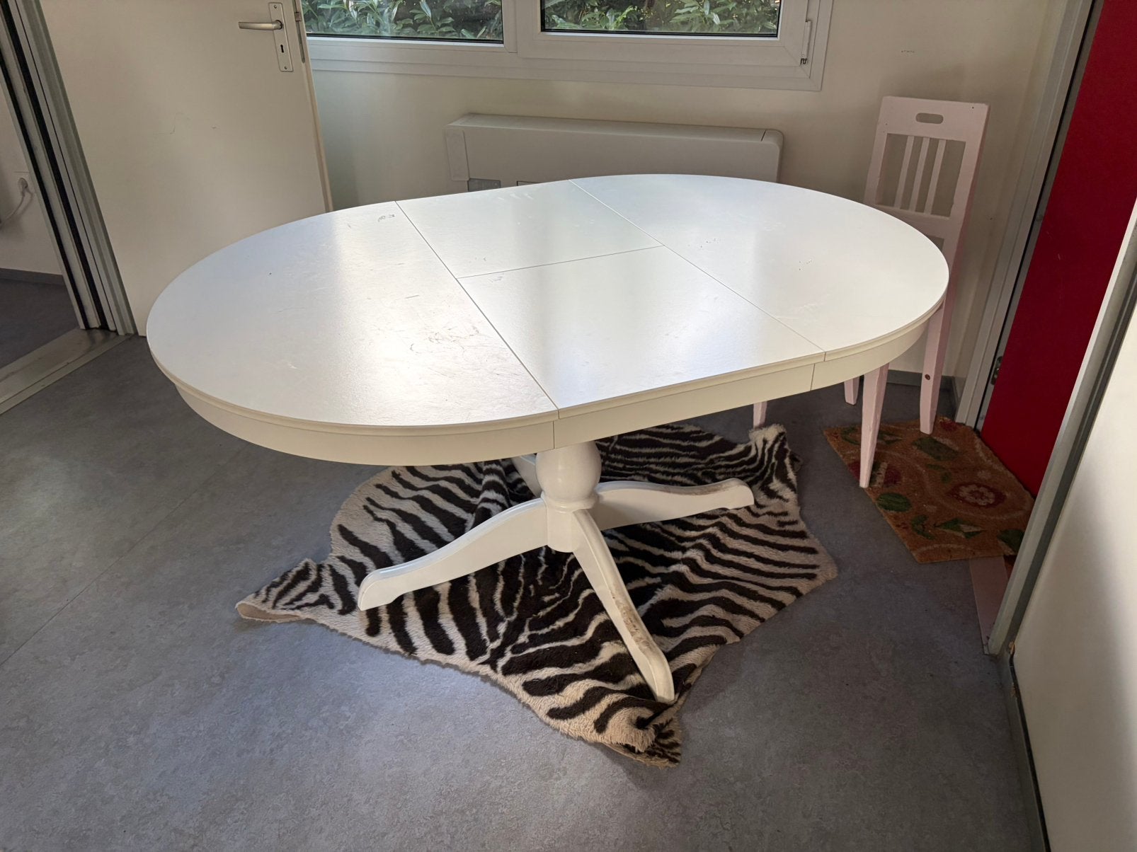 Ronde uitschuif tafel eet tafel. 3 jaar oud., Ophalen, 100 tot 150 cm, Rond, Zo goed als nieuw