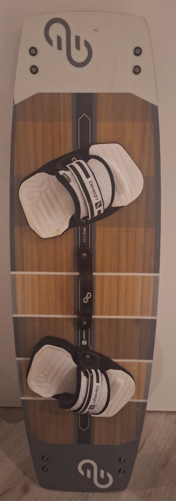 Eleveight Process Twintip Kiteboard met bindingen, Watersport en Boten, Kitesurfen, Twintip, Ophalen, Zo goed als nieuw, Kiteboard