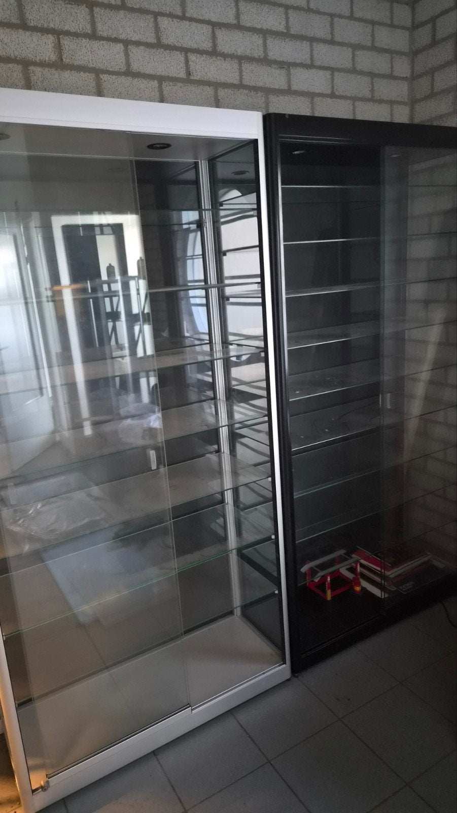 2 Vitrinekasten met glazen legplanken., Huis en Inrichting, Ophalen, 50 tot 100 cm, Glas, 150 tot 200 cm