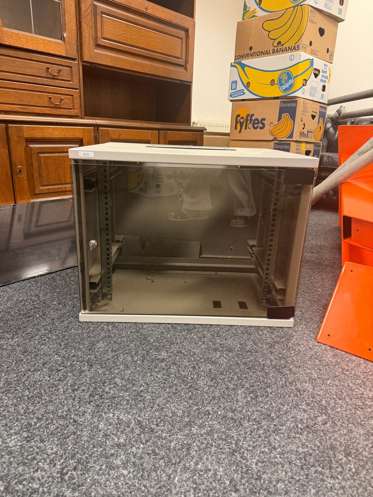 Twee serverkasten, waarvan één met deur. Patchkast, Computers en Software, Overige Computers en Software, Ophalen
