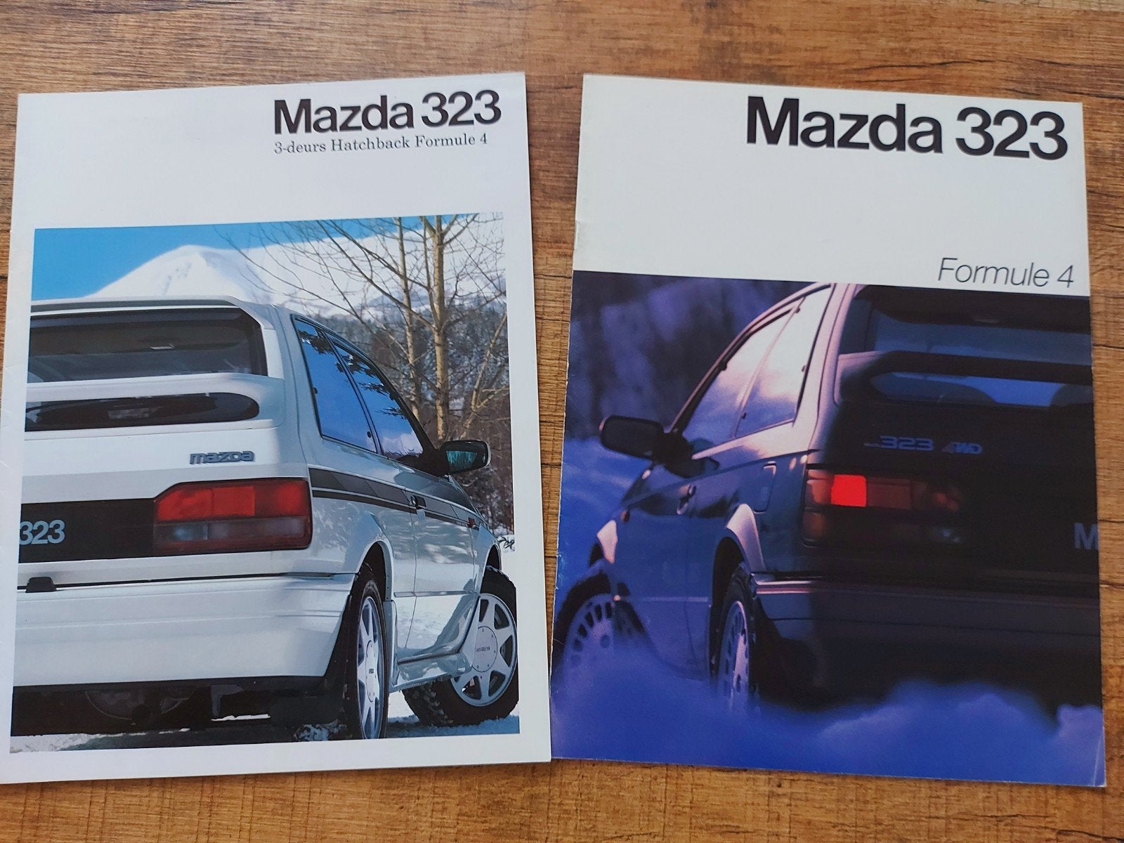 2x Mazda 323 Formule 4 (4x4) folders, Boeken, Ophalen of Verzenden, Zo goed als nieuw, Mazda