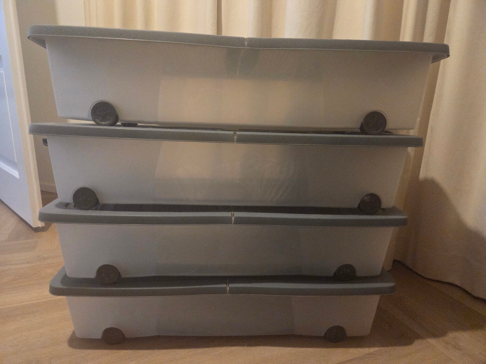 4x Onderbed opbergboxen met wielen en deksel, Kunststof, Gebruikt, 50 tot 100 cm, Ophalen of Verzenden