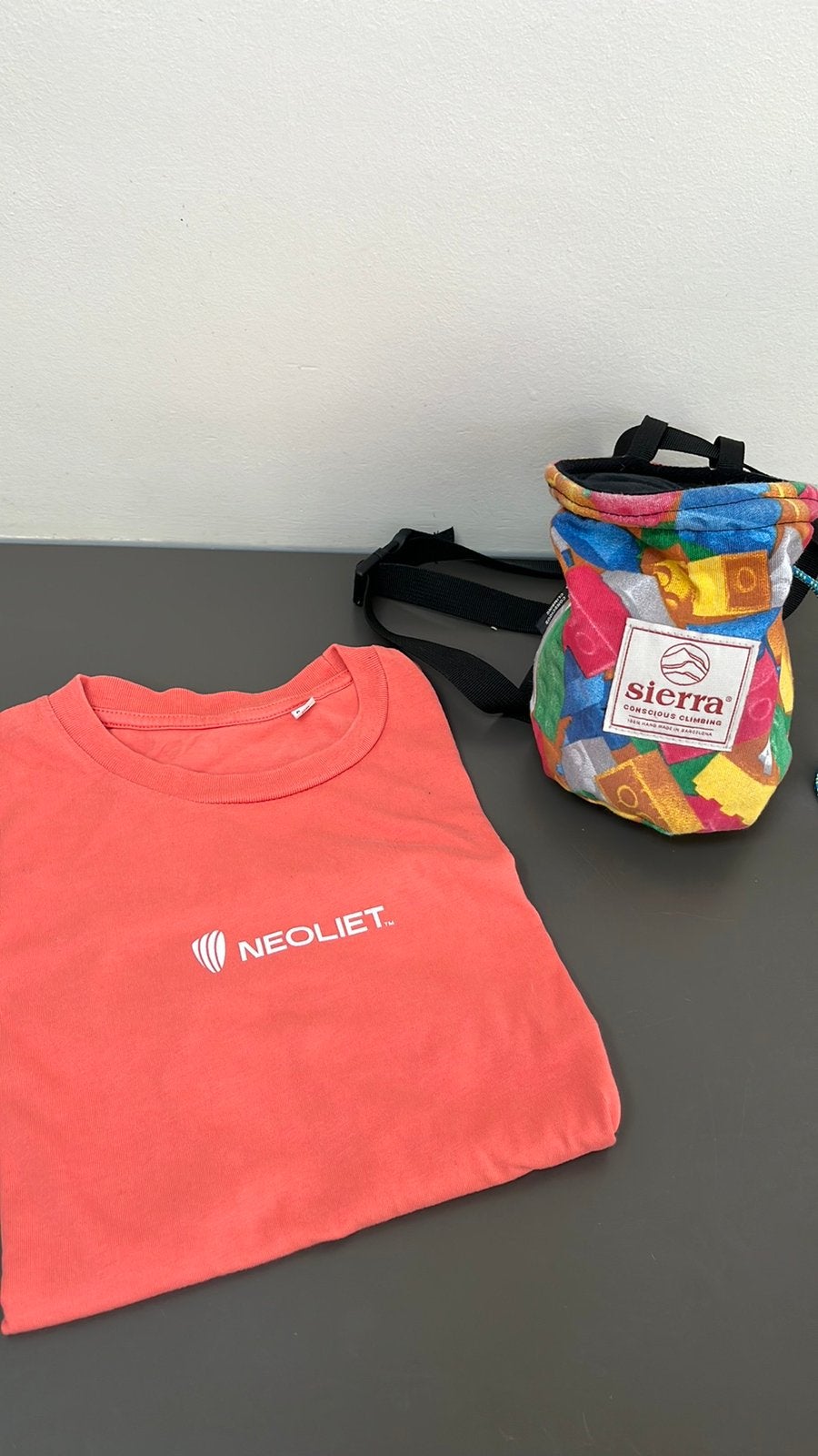 Magnesiumzakje en T-shirt Neoliet, Ophalen of Verzenden, Gebruikt, Klimsport-accessoire