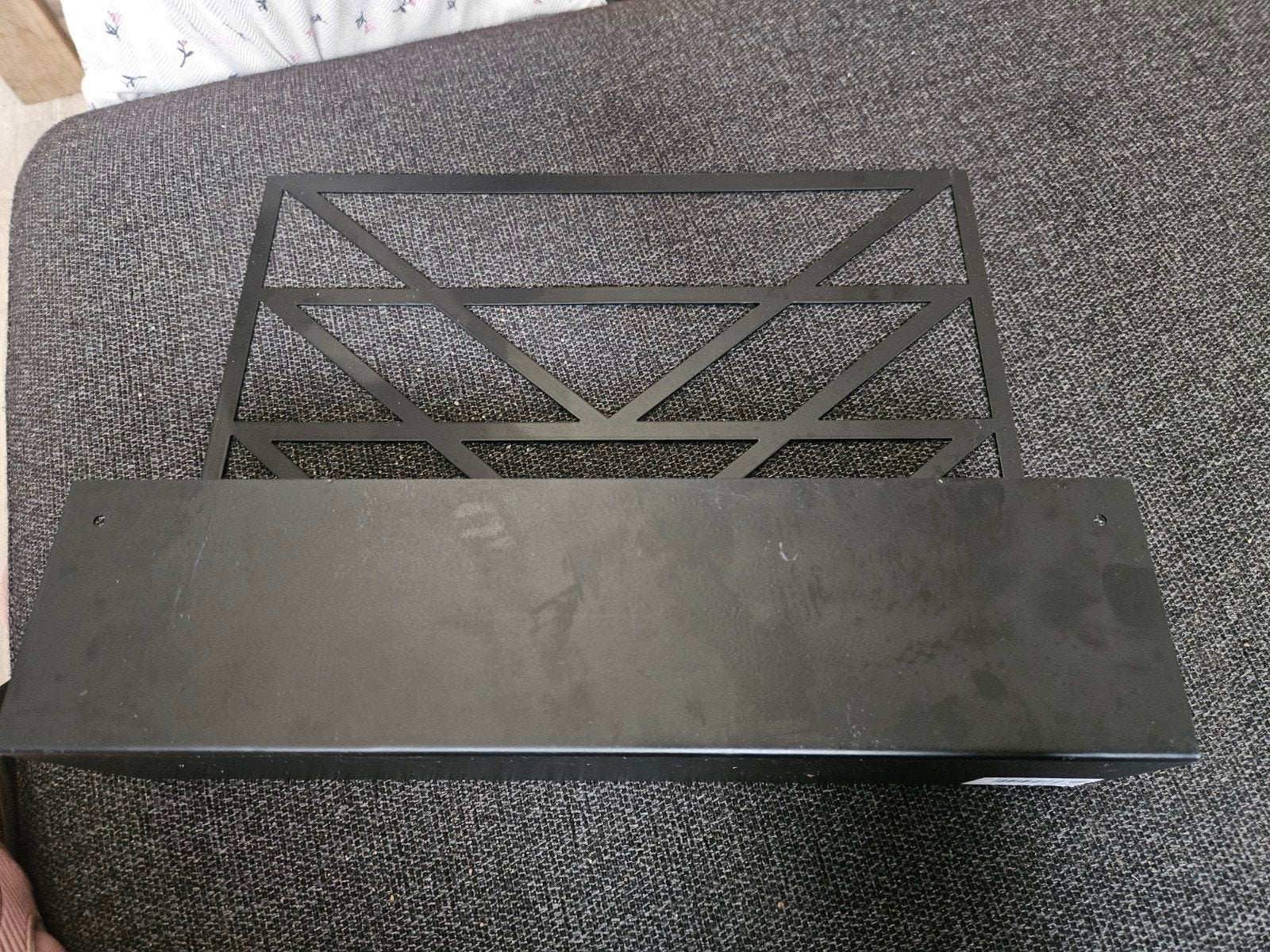 Zwart metalen wandrekje met geometrisch design, Zwart, Ophalen of Verzenden, Zo goed als nieuw, Metaal