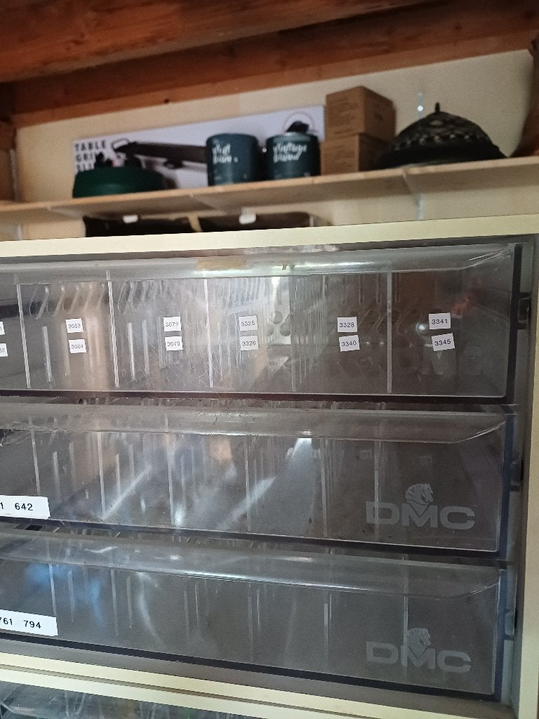 DMC kastje, Hobby en Vrije tijd, Borduren en Borduurmachines, Ophalen, Zo goed als nieuw, Handborduren, Borduurgaren of Zijde